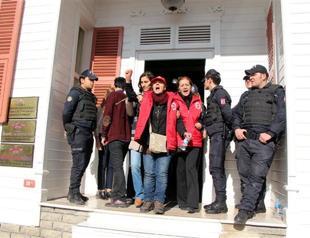 Trade union general secretary detained at protest in front of Istanbul hospital