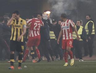 Pitch invasion halts Greek Cup match