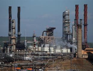 IEA sees renewed pressure on oil prices as glut worsens