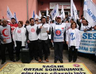 Health personnel strike for urgent demands