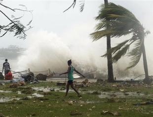 First aid teams reach Vanuatu, find widespread devastation