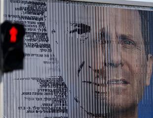Netanyahu offers finance ministry to rival days before election