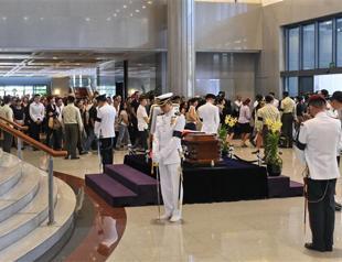 Emotional scenes as Singapore pays tribute to Lee Kuan Yew