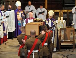 Englands Richard III gets burial fit for a king