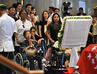 Singapore overwhelmed by huge crowds mourning Lee
