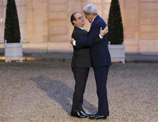 Kerry hugs Hollande, says shares Frances pain