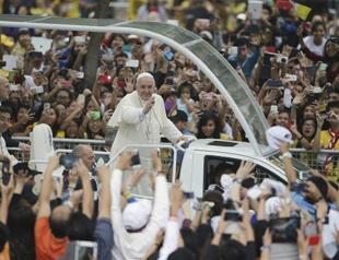 Pope celebrates mass with millions in wet Philippines