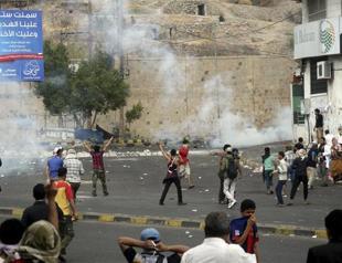 Yemen militia sends forces south as UN warns of civil war