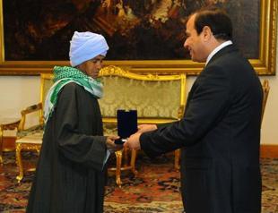 Egypt honours woman who dressed as man to work