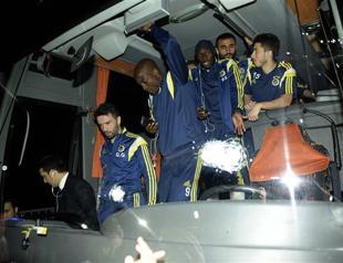 Turkish League suspended for one week following attack on Fenerbahçe team bus