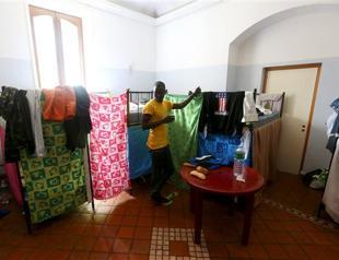 Italy pleads for aid to cope with migrant influx