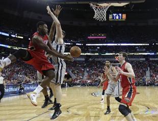 Turkish center Aşık and his Pelicans subdue Spurs to snatch playoff berth