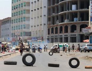 Yemens Houthis seize central Aden district, presidential site