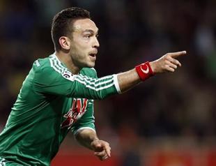 Turkish striker steals Monacos chance to pressure leaders