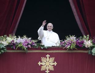 Pope, thousands brave rain for Easter in St. Peters Square
