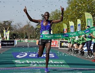Kenyas Korir wins Paris Marathon