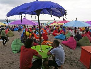 Indonesian Islamic parties seek ban on alcohol consumption