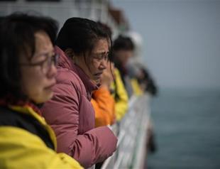 Flowers and tears as families mourn South Korea ferry dead