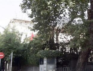 Greek protesters attack police, Turks put out fire