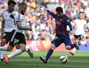 Messi scores 400th goal for Barcelona in 2-0 win vs Valencia