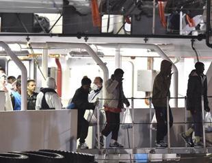 Migrant shipwreck survivors arrested as UN says 800 dead