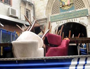 Shops in Istanbuls Grand Bazaar evacuated by the police