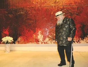 Hermann Nitsch opens exhibit in Çanakkale, gifts paintings to city