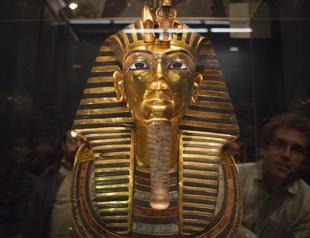 Egypt museum admits King Tuts beard broke off and was glued back
