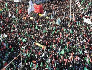 PM greets thousands chanting for Hizbullah in Charlie Hebdo protest in southeast Turkey