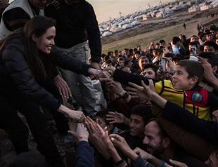 Angelina Jolie visits refugees in Iraq camp
