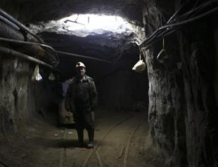 Shelling briefly traps 500 miners in east Ukraine