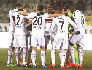 Beşiktaş hangs in league race with eighth away win