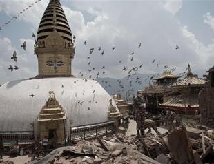Nepal quake-ravaged temple faces threat from looters
