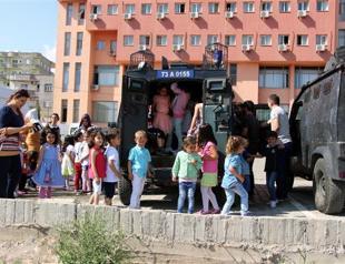 Schoolkids in Turkey ‘celebrate’ Highway Traffic Safety Week experimenting with riot control vehicles