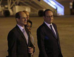 Frances Hollande arrives in Cuba on historic visit