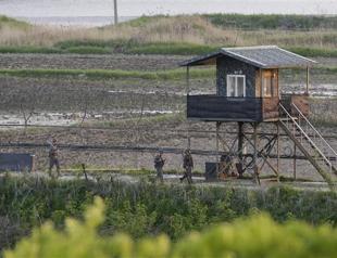 South Korea urges North to halt submarine missile tests