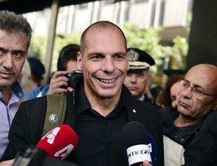 Moody’s cuts Greece rating further into junk