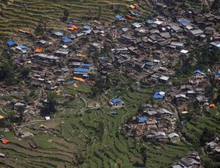 Death toll from Nepals devastating quake passes 7,000: official