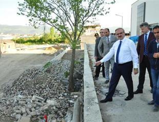 Governor lambasts construction, threatens to bury workers in the ground in western Turkey