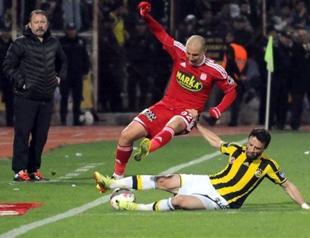 Fenerbahçe clings to top of league with Sivasspor win