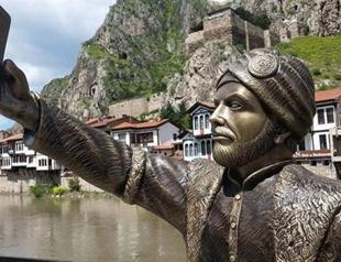 Selfie-taking Ottoman statue in Turkish town attracts tourists, raises eyebrows
