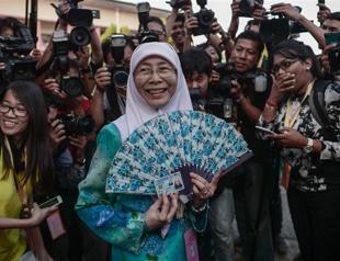 Anwars wife Wan Azizah takes helm of Malaysian opposition