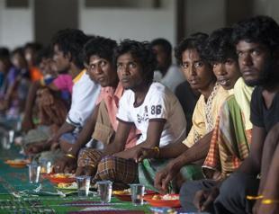 Philippines says prepared to help boatpeople