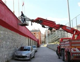 VIDEO: Banned football manager watches game from crane’s basket