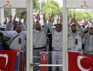 Government, bosses urge car workers to end protests