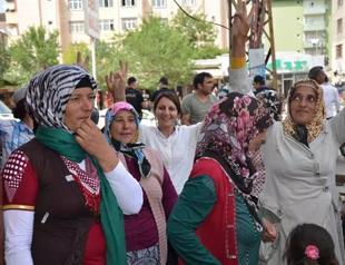 Erdoğan slams female protesters for turning their back on him