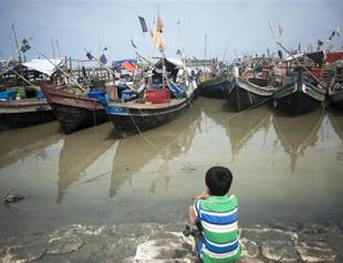 Indonesia begins search for migrant boats