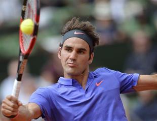 Federer canters through first round in Paris