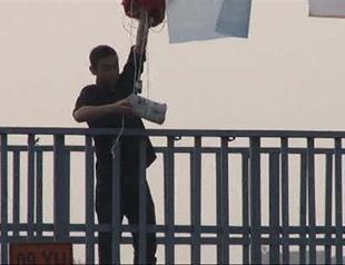 ‘Death-loving’ man surprises bystanders by ‘neutralizing bomb’