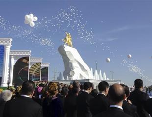 Turkmenistan unveils gold statue of president